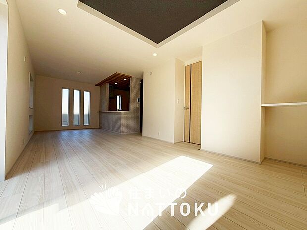 【現地写真（リビング）】フローリング材には、木目、色調など木材特有の風合いがあり、ナチュラルな美しさになっています。