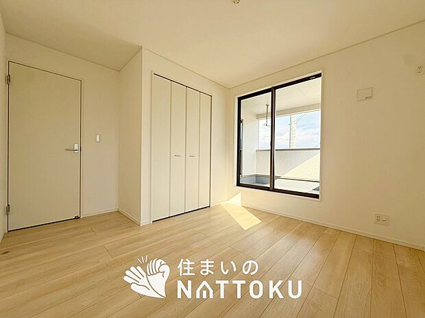 【現地写真（寝室）】木目の美しさを際立たせるシンプルデザインの建具を使用しています。