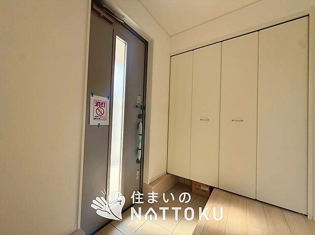 【現地写真（玄関）】玄関には、大型のシューズ収納を設置しています。