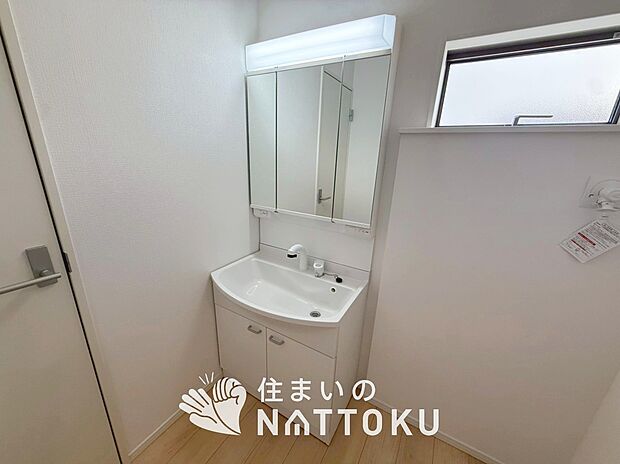 【洗面台・洗面所】鏡の両サイドは、必要なものを取出しやすく、大きな鏡面で朝の準備も快適。
使いやすいリフトアップ機能付きのシングルレバーシャワー水栓付です。
