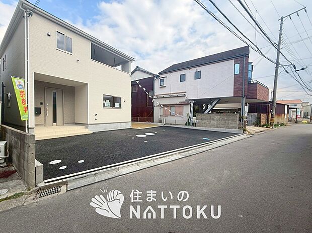 【現地写真（前道含む外観）】軽くて火災に強い屋根材を採用し、地震時の建物への負担や揺れを軽減しています。