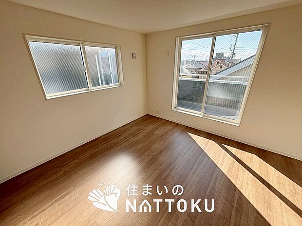 【現地写真（寝室）】木目の美しさを際立たせるシンプルデザインの建具を使用しています。