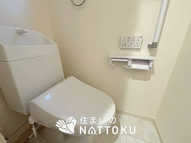 【トイレ】汚れてもサッとひと拭きでお手入れ簡単、エコ仕様の温水洗浄便座付きのトイレです。
バリアフリーにも配慮しています。
