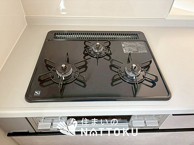 【ビルトインコンロ】フラットな構造で清掃性が高く、過熱防止センサー付３口タイプで日頃の家事も快適です。
