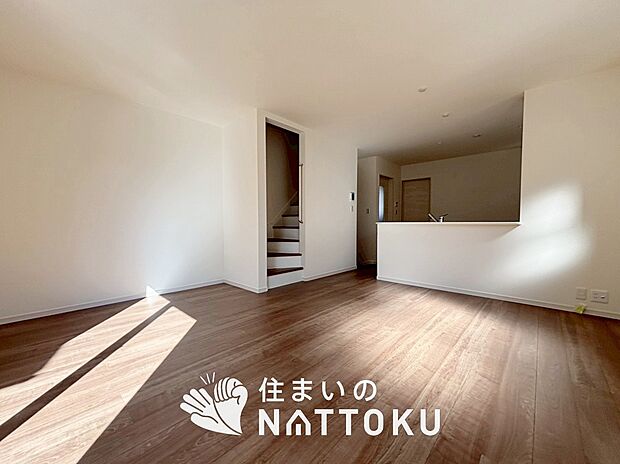 【現地写真（リビング）】フローリング材には、木目、色調など木材特有の風合いがあり、ナチュラルな美しさになっています。