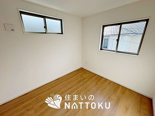 【現地写真（寝室）】木目の美しさを際立たせるシンプルデザインの建具を使用しています。