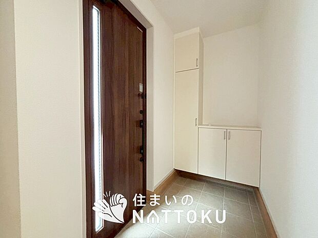 【現地写真（玄関）】玄関には、大型のシューズ収納を設置しています。