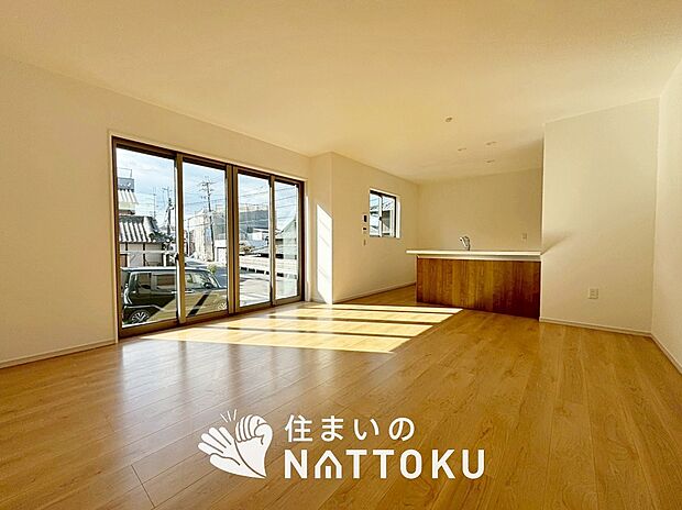 【現地写真（リビング）】フローリング材には、木目、色調など木材特有の風合いがあり、ナチュラルな美しさになっています。