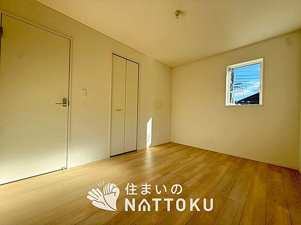 【現地写真（洋室）】木目の美しさを際立たせるシンプルデザインの建具を使用しています。