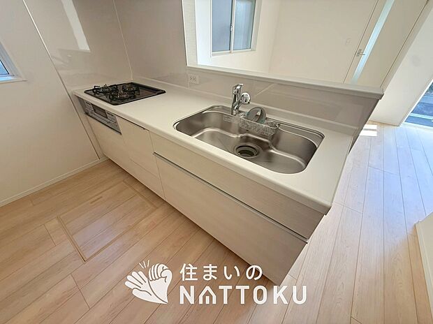 【現地写真（キッチン）】収納たっぷりのシステムキッチン、浄水器付水栓を標準装備しています。