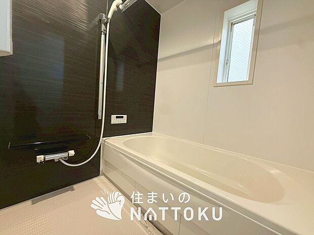 【現地写真（浴室）】浴室暖房乾燥機付き。１坪タイプで広々です。