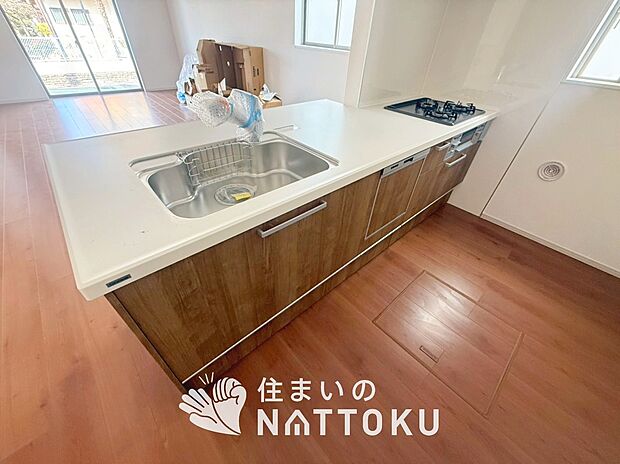 【現地写真（キッチン）】収納たっぷりのシステムキッチン、浄水器付水栓を標準装備しています。