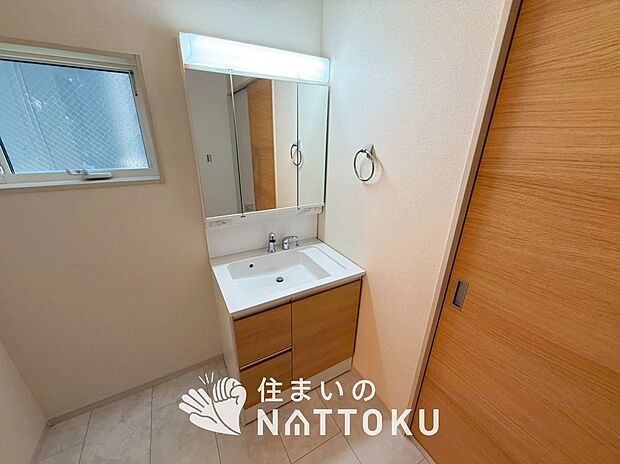 【洗面台・洗面所】鏡の両サイドは、必要なものを取出しやすく、大きな鏡面で朝の準備も快適。
使いやすいリフトアップ機能付きのシングルレバーシャワー水栓付です。
