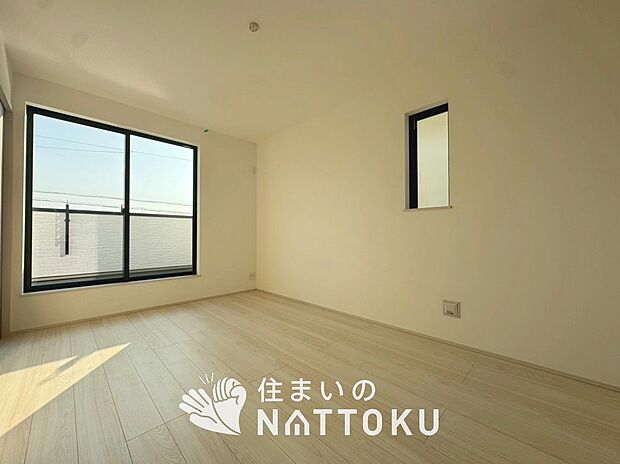 【現地写真（寝室）】木目の美しさを際立たせるシンプルデザインの建具を使用しています。