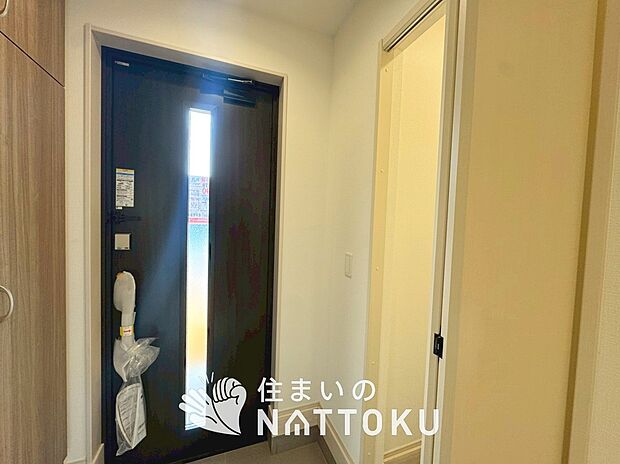 【現地写真（玄関）】玄関には、大型のシューズ収納を設置しています。