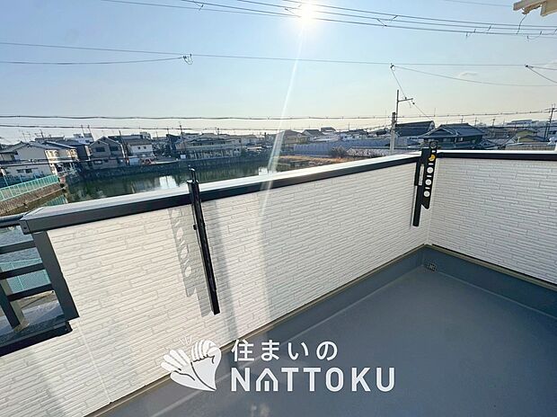 【バルコニー】奥行きが広く、洗濯物をゆったりと干せる十分な広さで、家族の洗濯も捗ります。