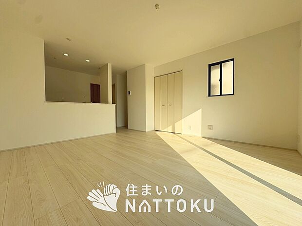 【現地写真（リビング）】フローリング材には、木目、色調など木材特有の風合いがあり、ナチュラルな美しさになっています。