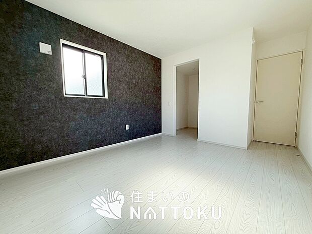 【現地写真（寝室）】木目の美しさを際立たせるシンプルデザインの建具を使用しています。