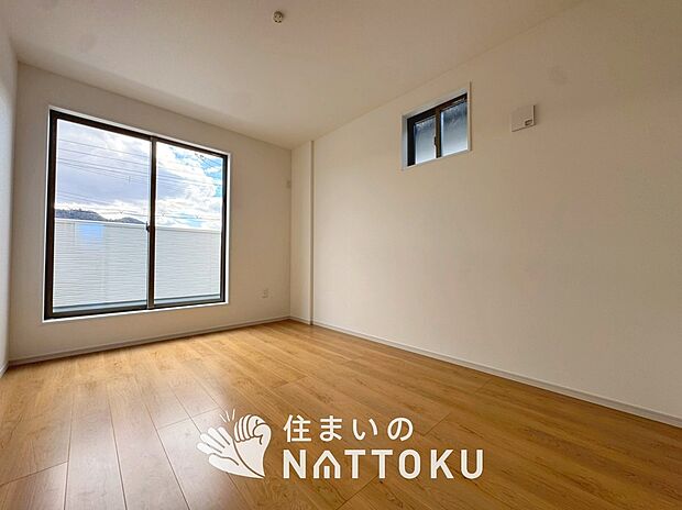 【現地写真（洋室）】木目の美しさを際立たせるシンプルデザインの建具を使用しています。