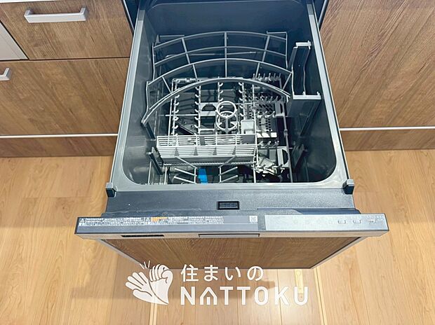 【食器洗い乾燥機】食後の時間にゆとりを与えてくれる食器洗い乾燥機。
操作ボタンも上面にあるので、腰をかがめずに操作ができラクラクです。
