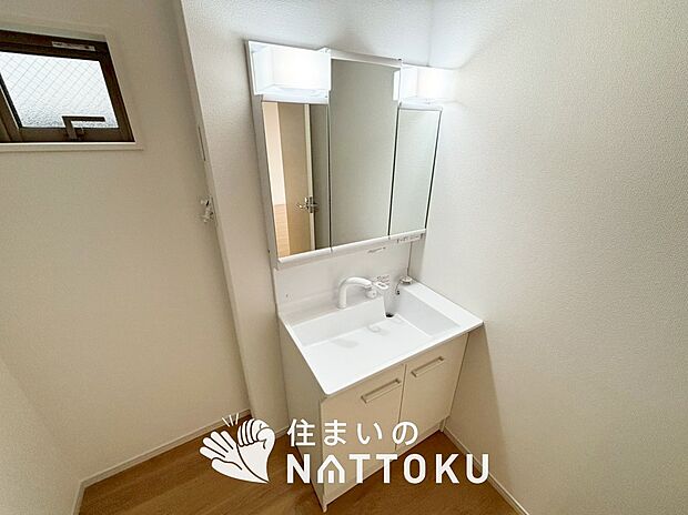 【洗面台・洗面所】鏡の両サイドは、必要なものを取出しやすく、大きな鏡面で朝の準備も快適。
使いやすいリフトアップ機能付きのシングルレバーシャワー水栓付です。
