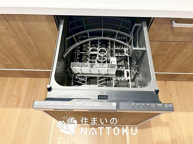 【食器洗い乾燥機】食後の時間にゆとりを与えてくれる食器洗い乾燥機。
操作ボタンも上面にあるので、腰をかがめずに操作ができラクラクです。
