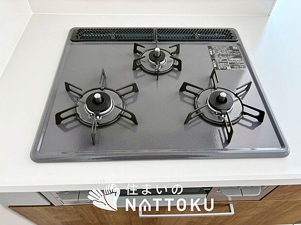 【ビルトインコンロ】フラットな構造で清掃性が高く、過熱防止センサー付３口タイプで日頃の家事も快適です。