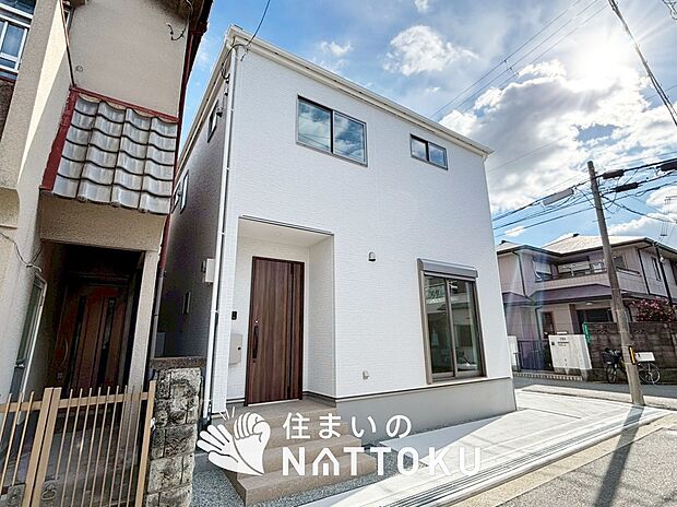 【現地写真（外観）】軽くて火災に強い屋根材を採用し、地震時の建物への負担や揺れを軽減しています。