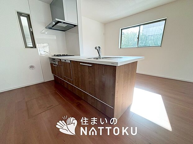 【現地写真（キッチン）】収納たっぷりのシステムキッチン、浄水器付水栓を標準装備しています。