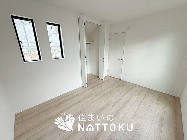 【現地写真（寝室）】木目の美しさを際立たせるシンプルデザインの建具を使用しています。