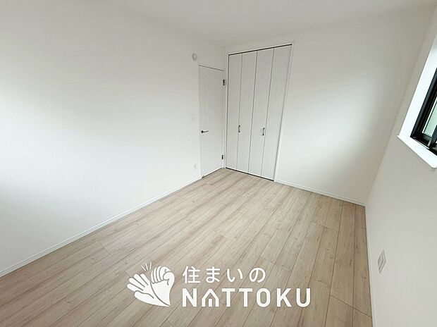 【現地写真（洋室）】木目の美しさを際立たせるシンプルデザインの建具を使用しています。