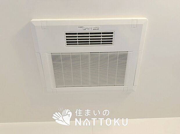 【浴室換気乾燥暖房機】寒い冬場はあたたかく、暑い夏場は扇風機のような心地よさです。
雨の日は、浴室が衣類乾燥スペースになります。
