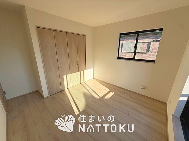 【現地写真（寝室）】木目の美しさを際立たせるシンプルデザインの建具を使用しています。