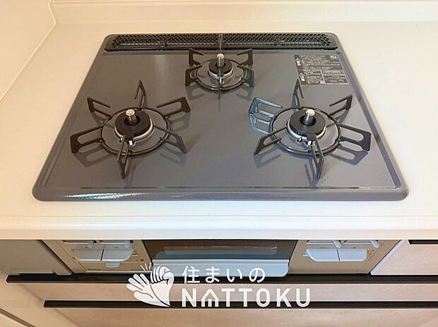 【ビルトインコンロ	 】フラットな構造で清掃性が高く、過熱防止センサー付３口タイプで日頃の家事も快適です。