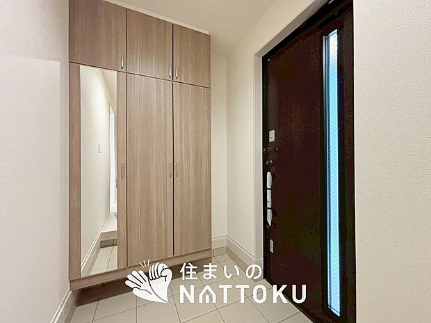 【現地写真（玄関）】玄関には、大型のシューズ収納を設置しています。