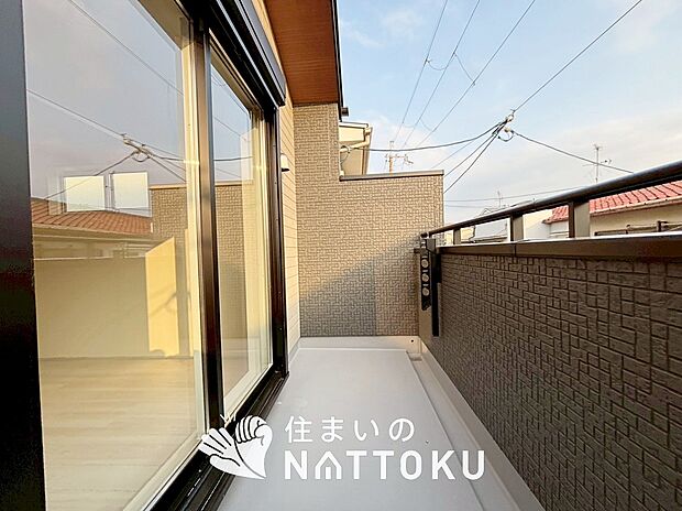 【バルコニー】奥行きが広く、洗濯物をゆったりと干せる十分な広さで、家族の洗濯も捗ります。
