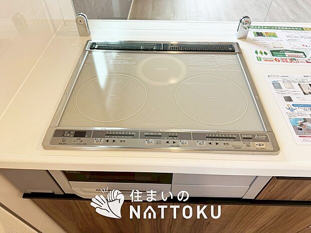 【ビルトインコンロ】フラットな構造で清掃性が高く、過熱防止センサー付３口タイプで日頃の家事も快適です。