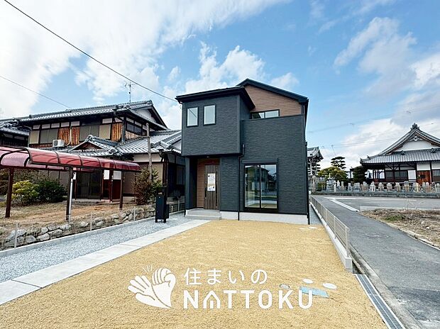 【現地写真（前道含む外観）】軽くて火災に強い屋根材を採用し、地震時の建物への負担や揺れを軽減しています。