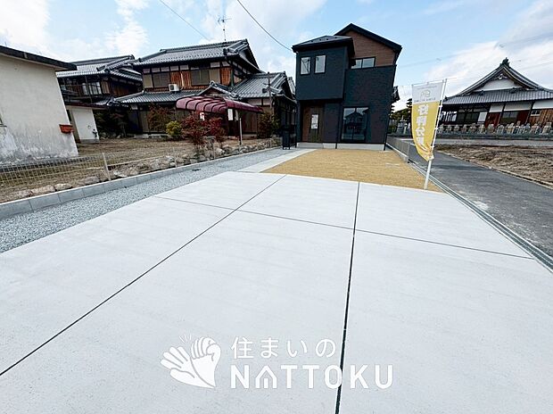 【現地写真（駐車場）】駐車スペースが広く、運転が苦手な方も安心です。