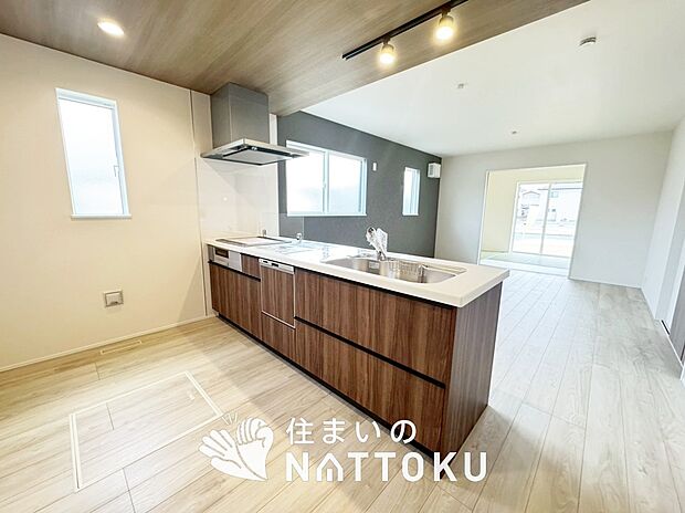 【現地写真（キッチン）】収納たっぷりのシステムキッチン、浄水器付水栓を標準装備しています。