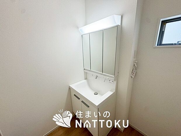 【洗面台・洗面所】鏡の両サイドは、必要なものを取出しやすく、大きな鏡面で朝の準備も快適。
使いやすいリフトアップ機能付きのシングルレバーシャワー水栓付です。
