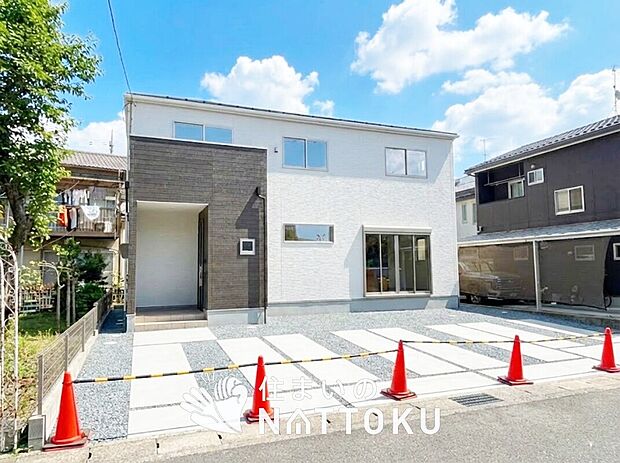 【現地写真（前道含む外観）】健康被害に配慮したもっとも安全性の高い建材を採用し、シックハウス対策をしております。