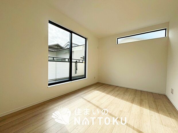 【現地写真（寝室）】木目の美しさを際立たせるシンプルデザインの建具を使用しています。