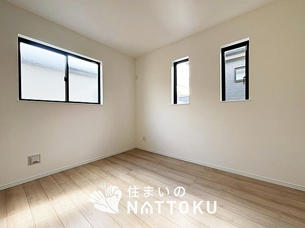 【現地写真（洋室）】木目の美しさを際立たせるシンプルデザインの建具を使用しています。