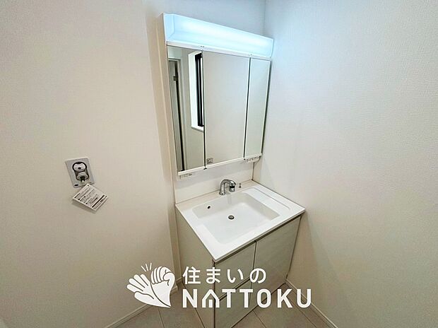 【洗面台・洗面所】鏡の両サイドは、必要なものを取出しやすく、大きな鏡面で朝の準備も快適。
使いやすいリフトアップ機能付きのシングルレバーシャワー水栓付です。
