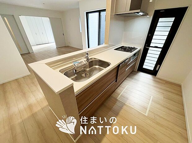 【現地写真（キッチン）】収納たっぷりのシステムキッチン、浄水器付水栓を標準装備しています。