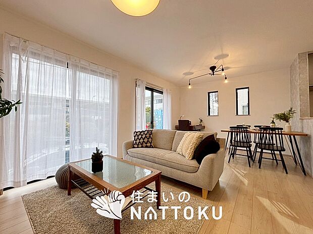 【現地写真（リビング）】フローリング材には、木目、色調など木材特有の風合いがあり、ナチュラルな美しさになっています。