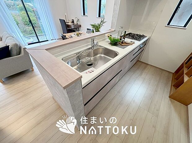 【現地写真（キッチン）】収納たっぷりのシステムキッチン、浄水器付水栓を標準装備しています。