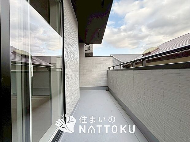【バルコニー】奥行きが広く、洗濯物をゆったりと干せる十分な広さで、家族の洗濯も捗ります。