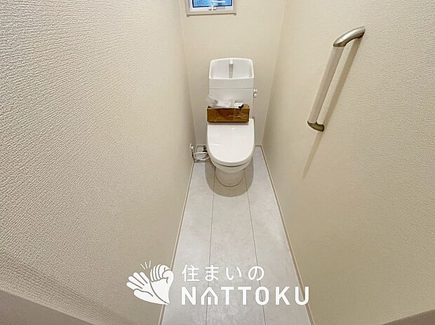 【トイレ】汚れてもサッとひと拭きでお手入れ簡単、エコ仕様の温水洗浄便座付きのトイレです。
バリアフリーにも配慮しています。
